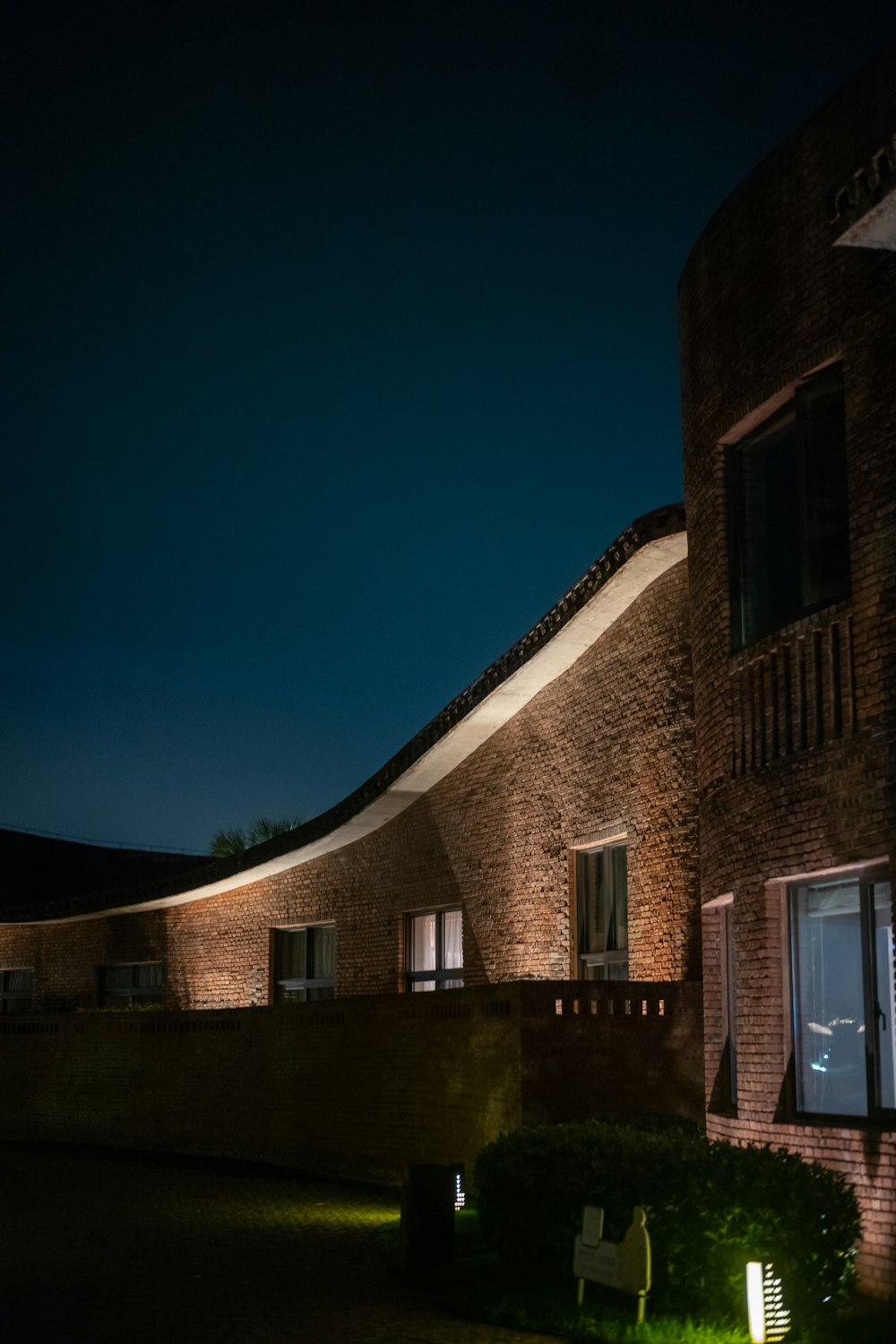 Un edificio que tiene algunas luces encendidas por la noche