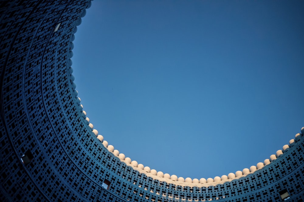 Una estructura circular con un cielo azul en el fondo