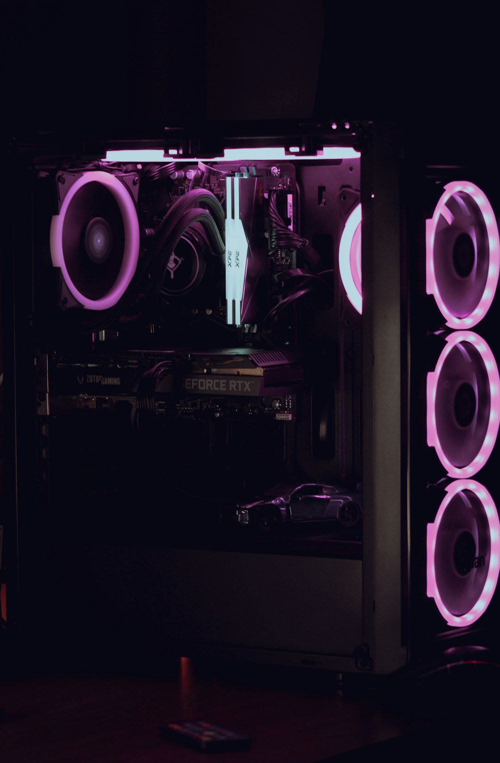 Una carcasa de computadora se ilumina con luces púrpuras