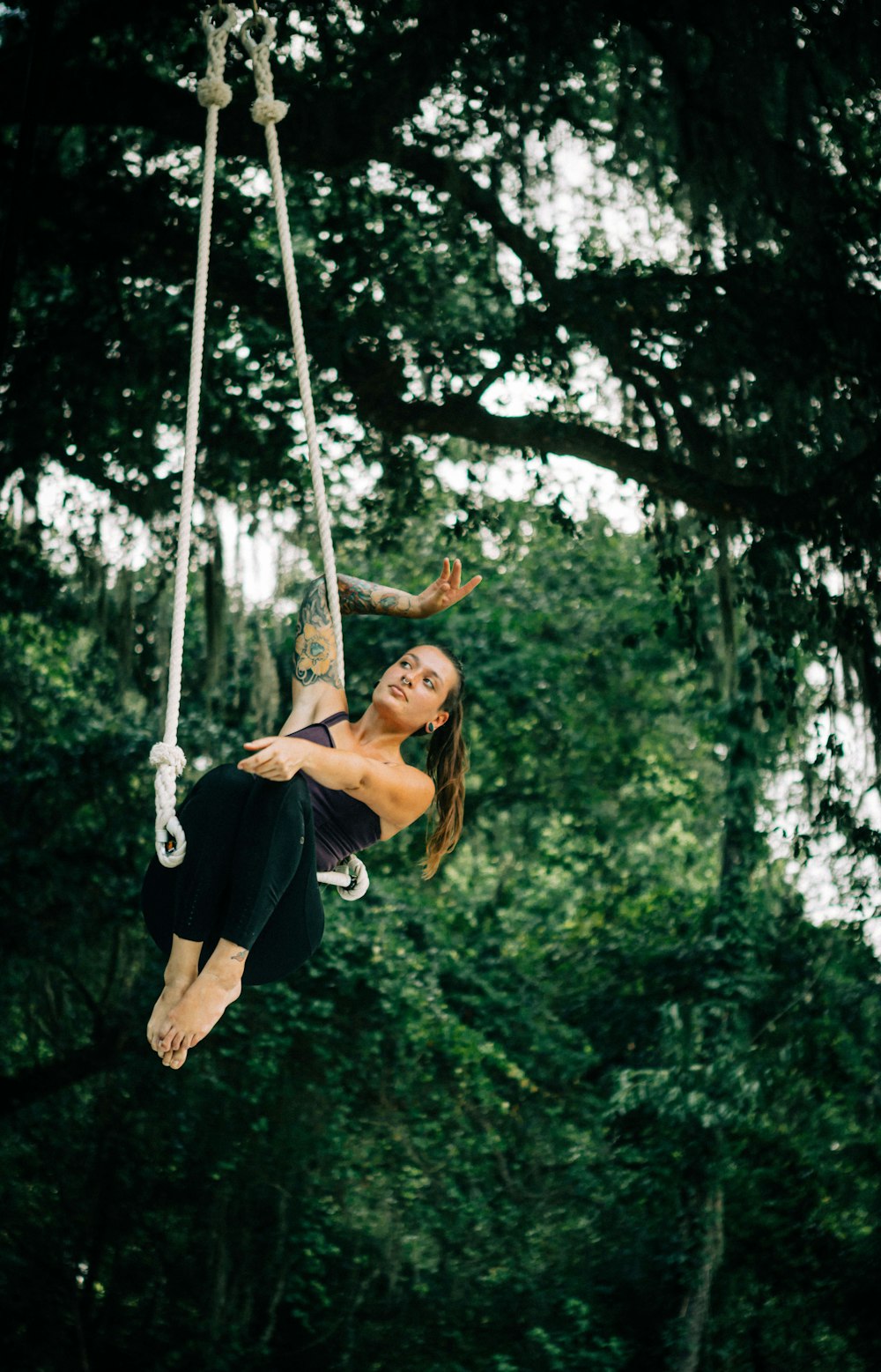 uma mulher pendurada de uma corda no ar