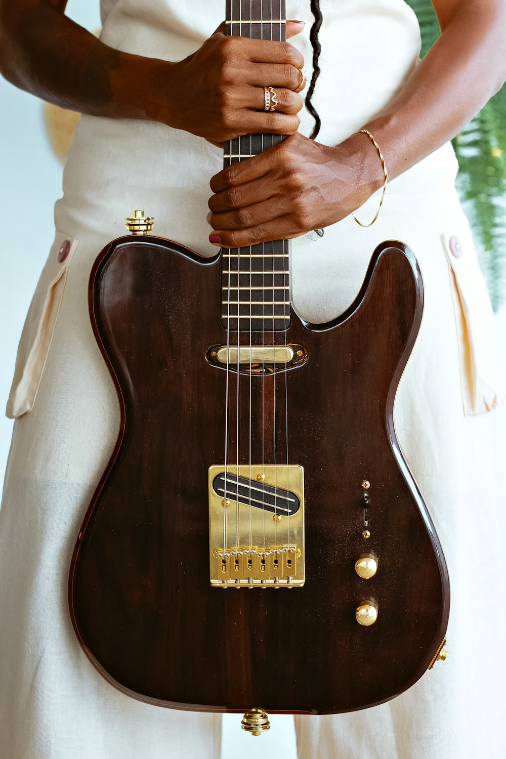Une femme tenant une guitare dans ses mains photo – Photo Guitare Gratuite  sur Unsplash