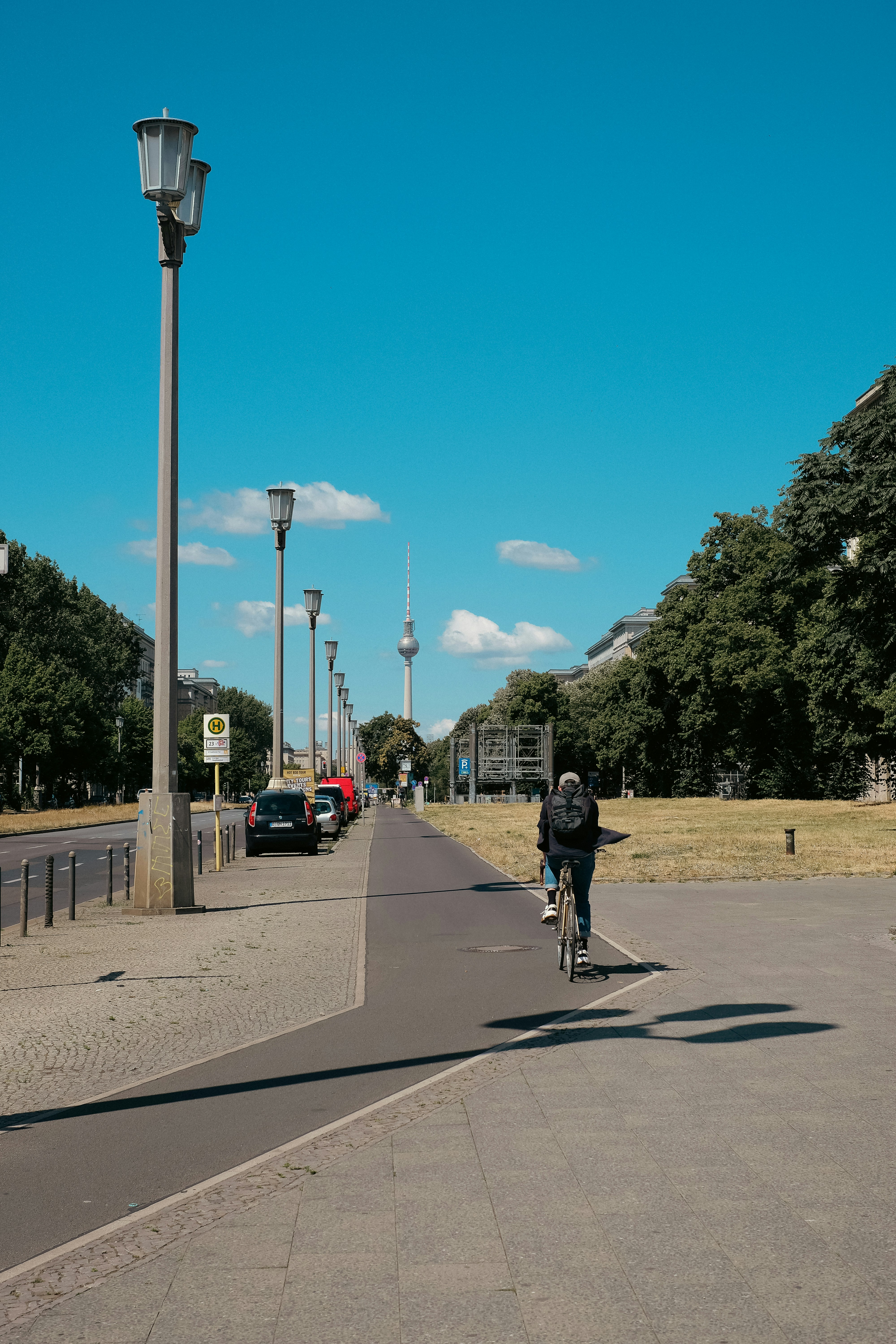 通りを自転車に乗っている人