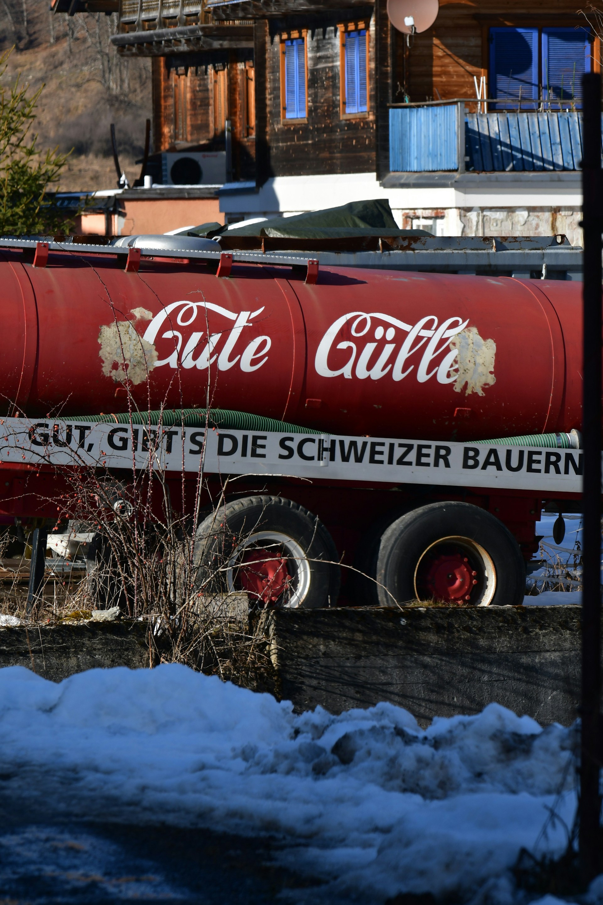 gray computer monitor