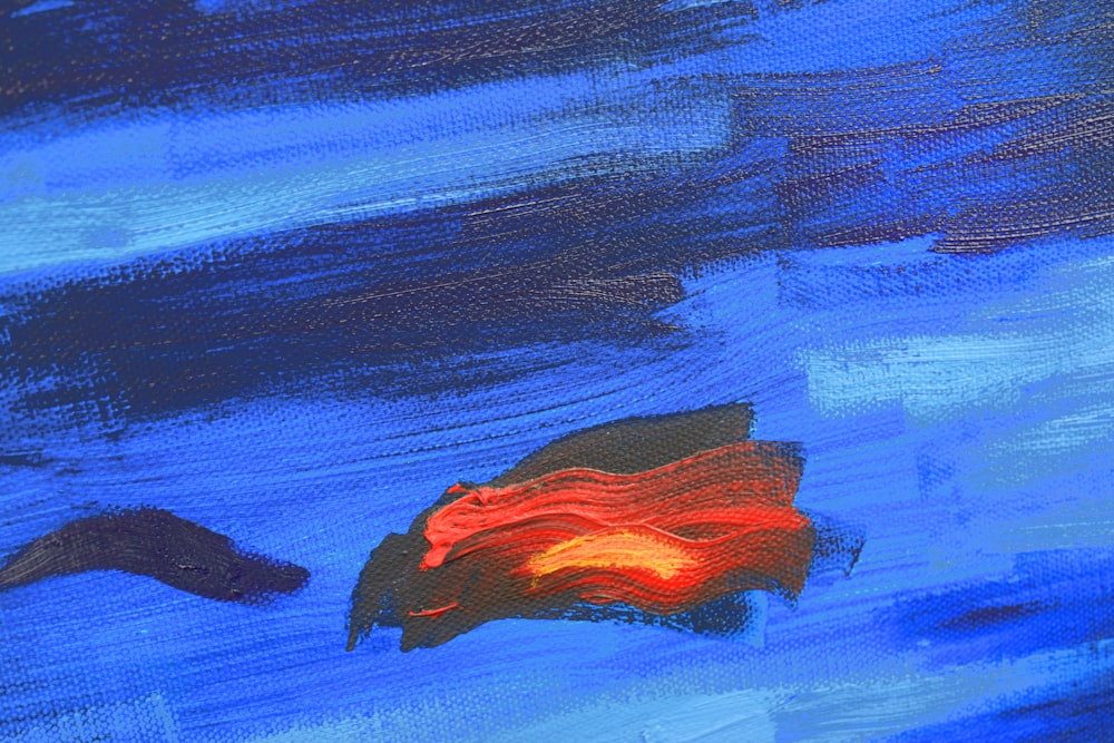 Una pintura de un objeto rojo y negro sobre un fondo azul
