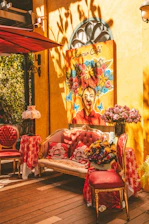 Cozy seating area with vibrant decor inside the Vivalaundra laundromat.
