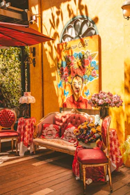 Cozy seating area with vibrant decor inside the Vivalaundra laundromat.