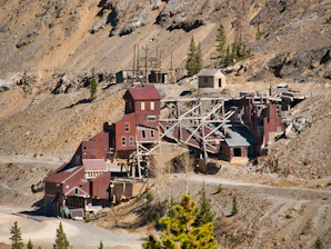 an old building in the middle of a mountain