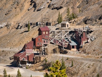 an old building in the middle of a mountain