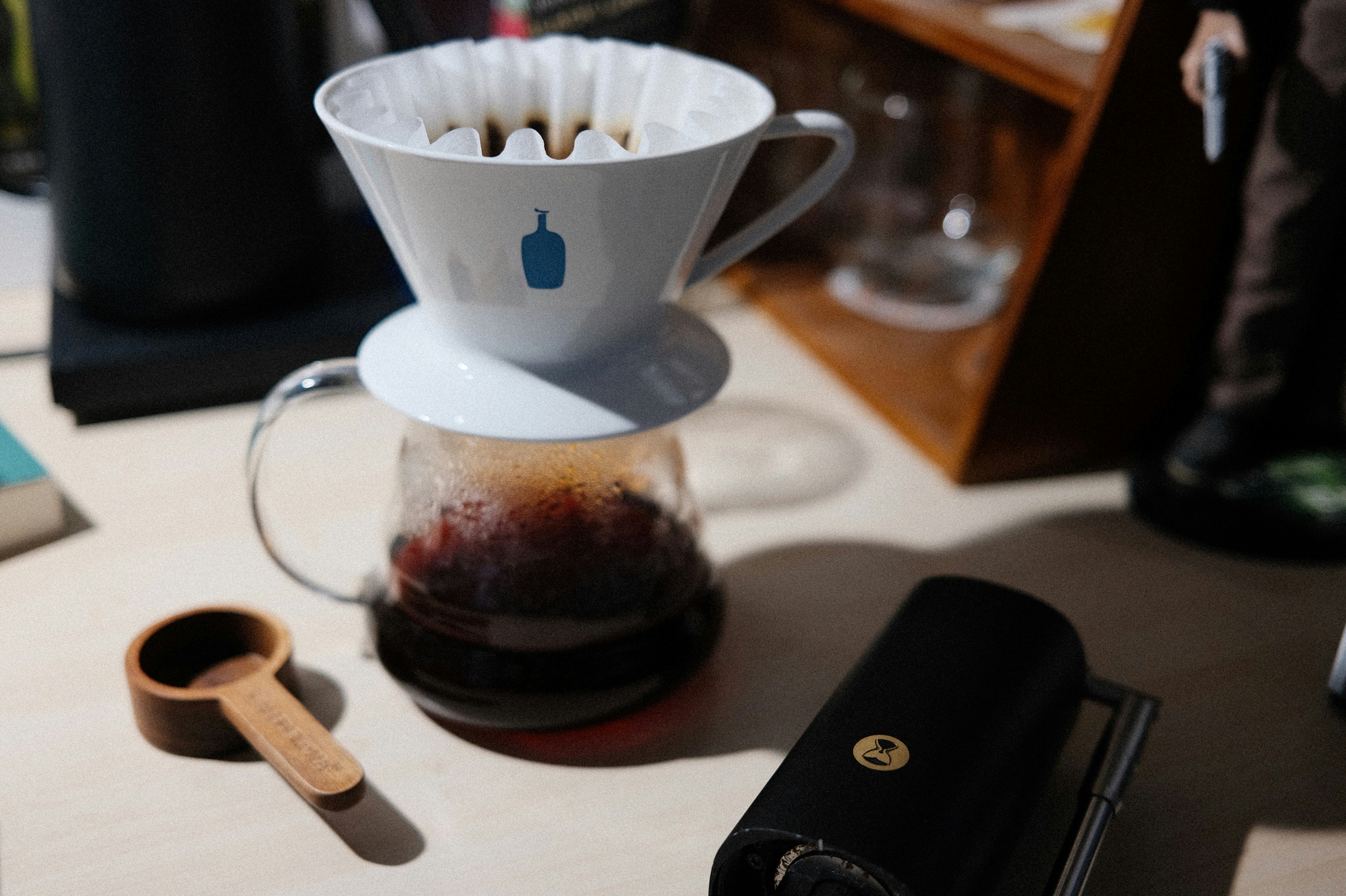 木製のテーブルの上に座っているコーヒーメーカー