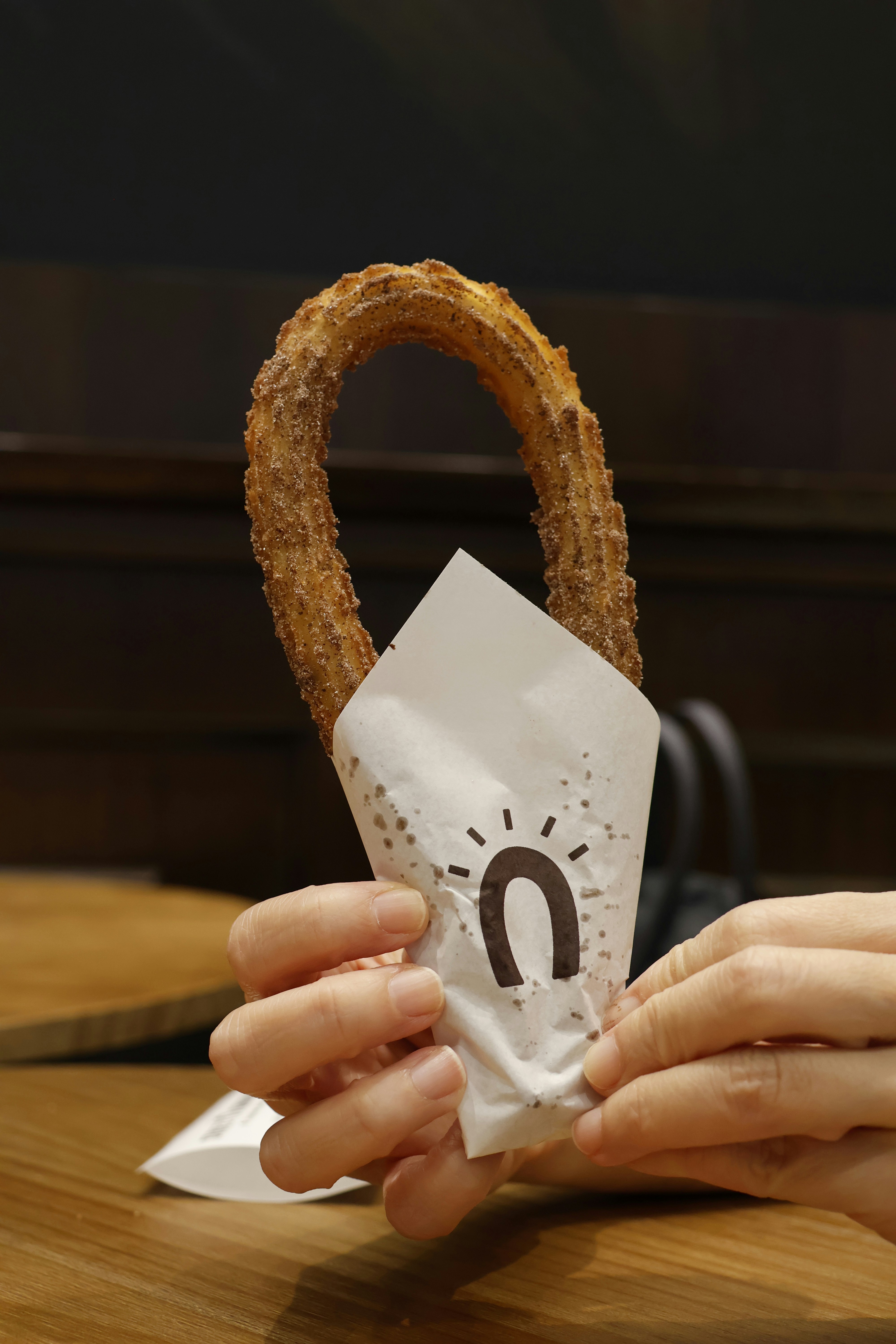 una persona sosteniendo un pretzel en la mano