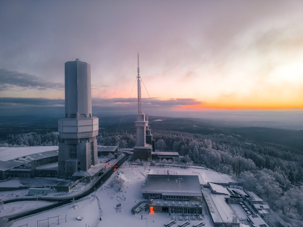 Luftaufnahme eines Gebäudes im Schnee