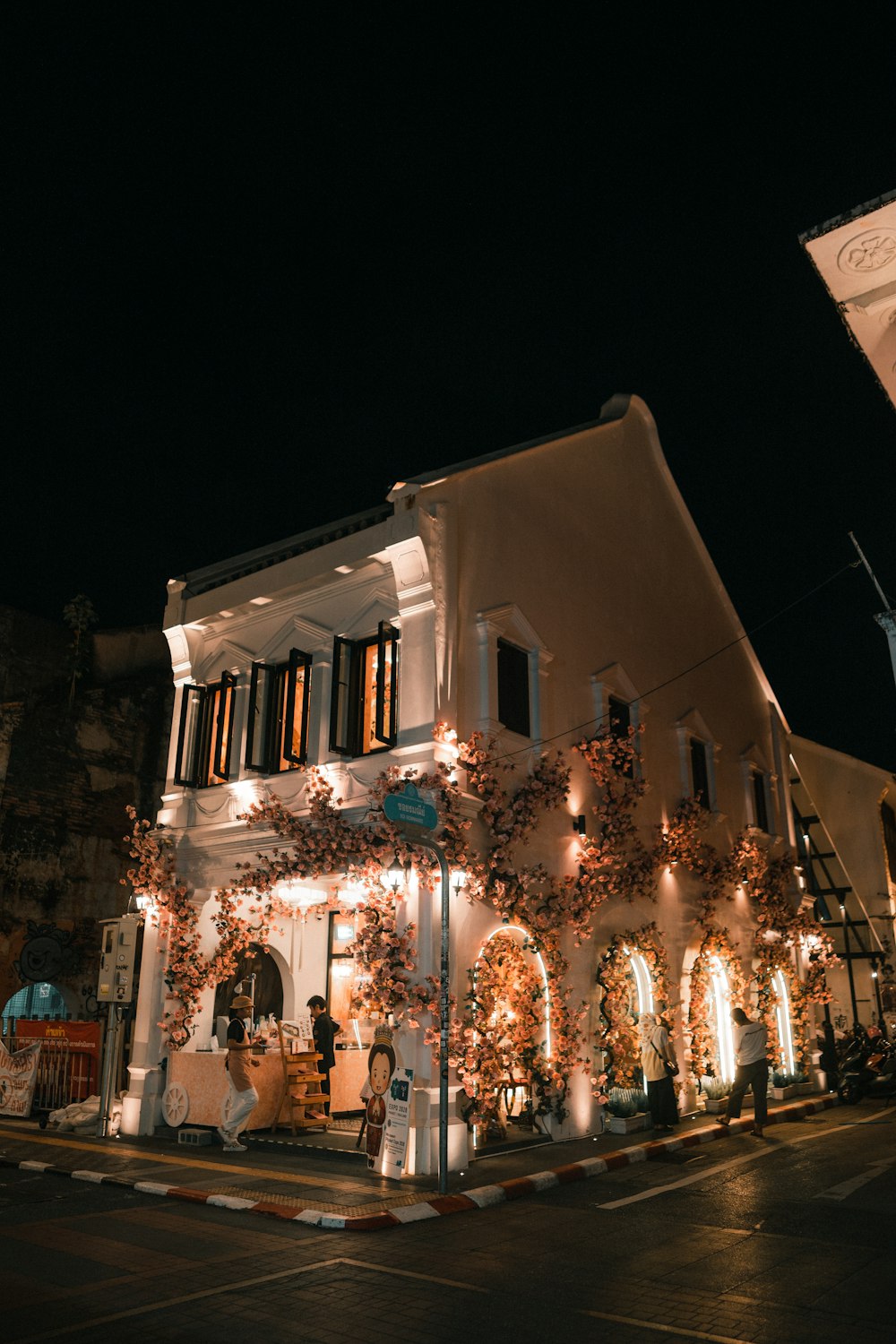 Un edificio blanco con un montón de luces