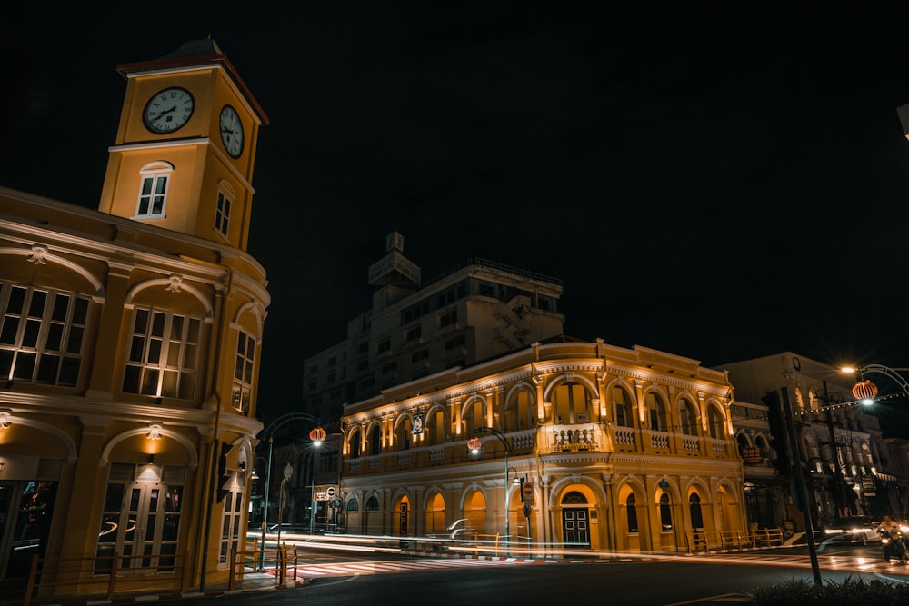 Un grande edificio con una torre dell'orologio di notte