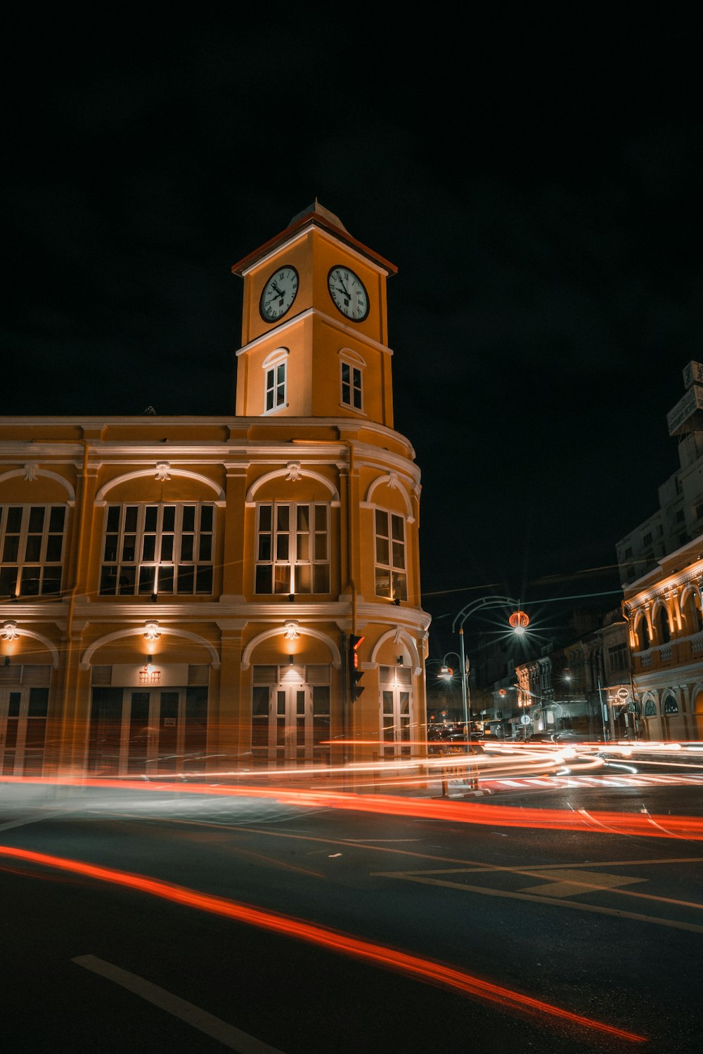 Un grande edificio con una torre dell'orologio di notte