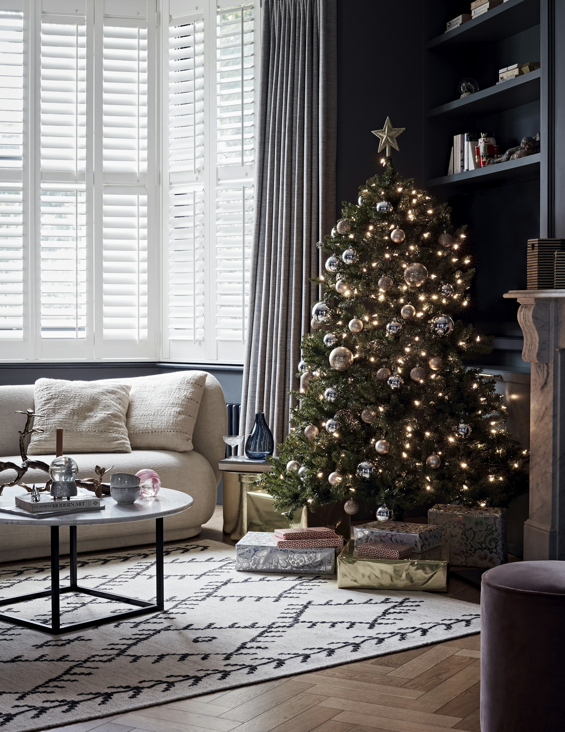 black and white bed linen