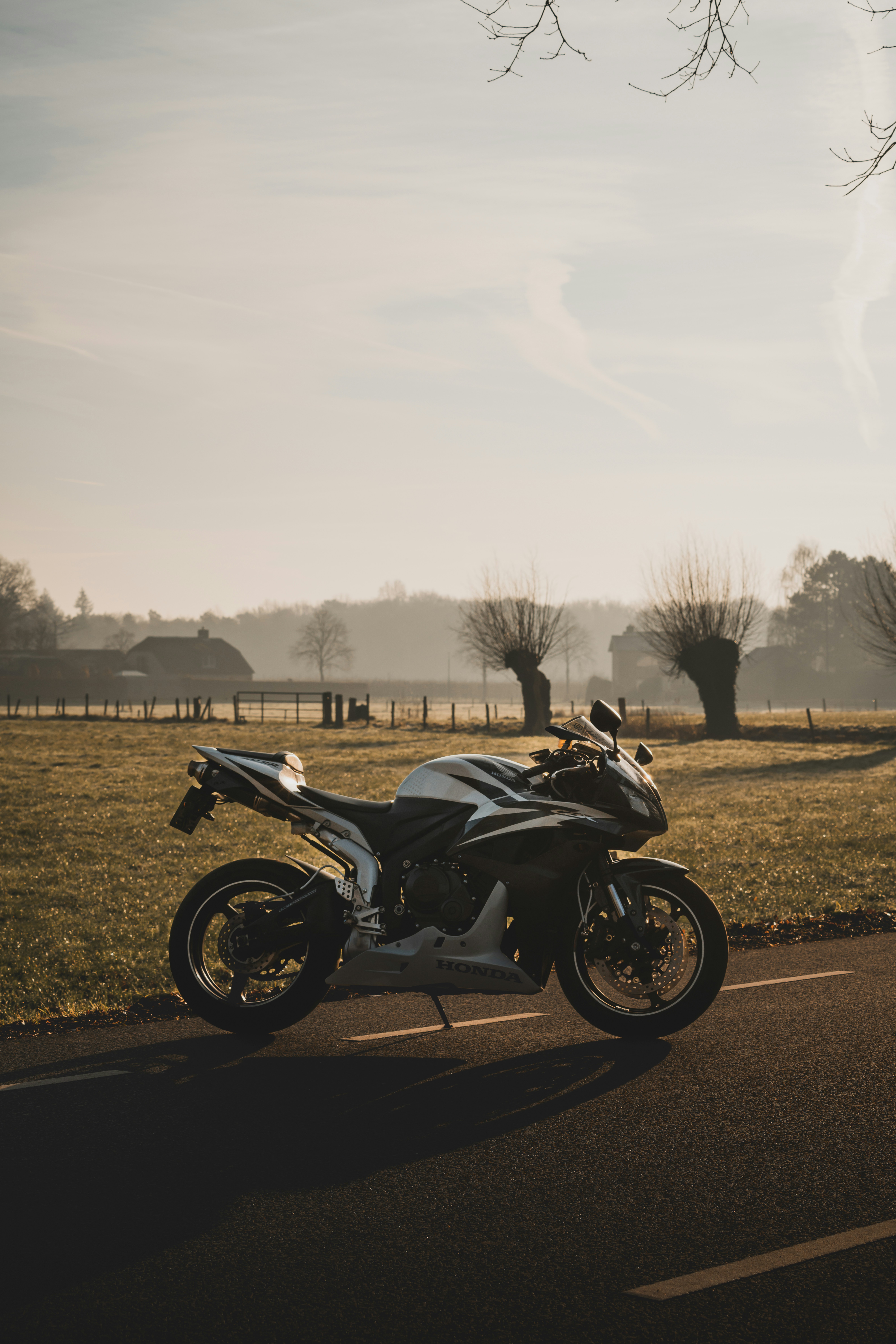ein Motorrad, das am Straßenrand geparkt ist