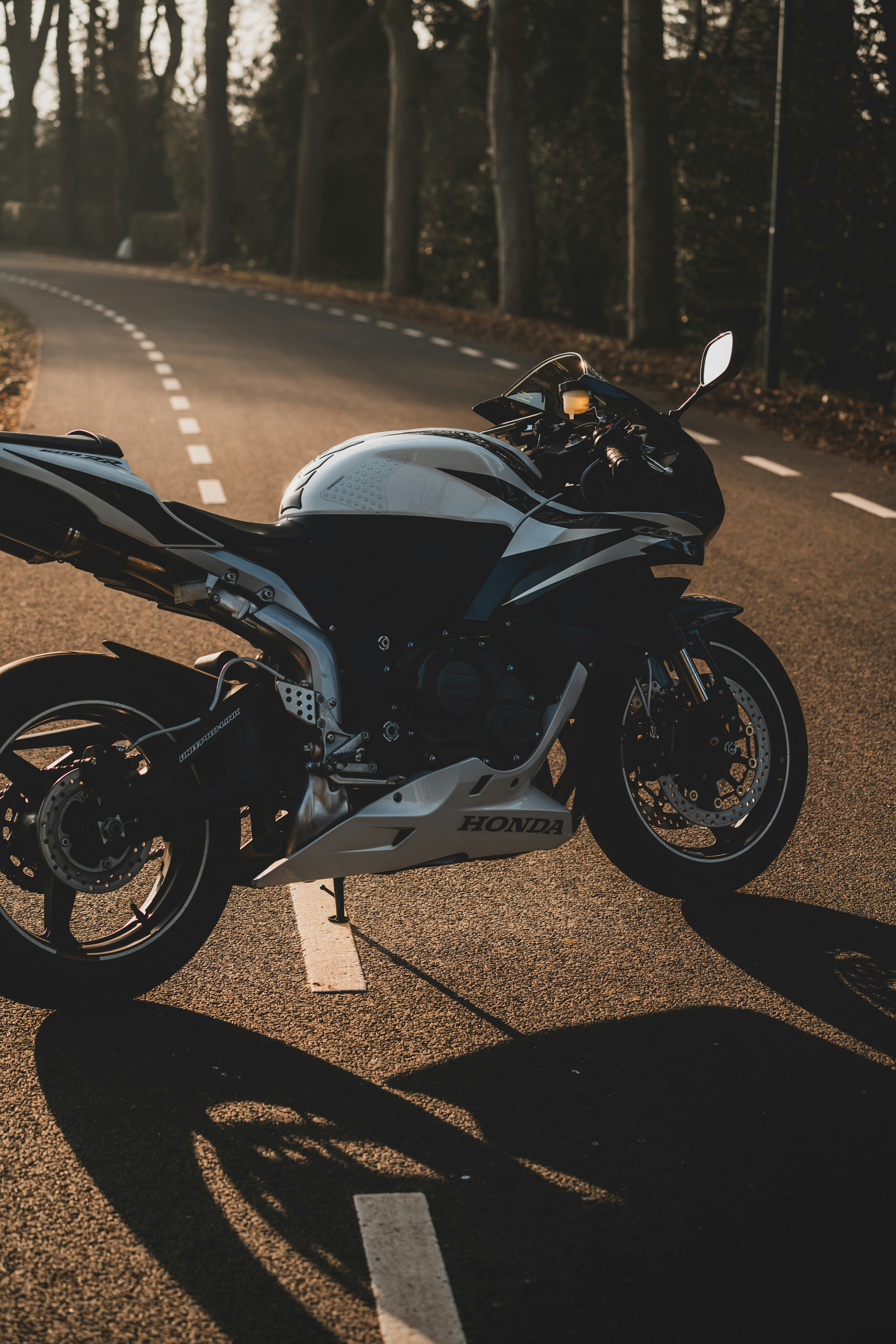 Ein Motorrad am Straßenrand geparkt