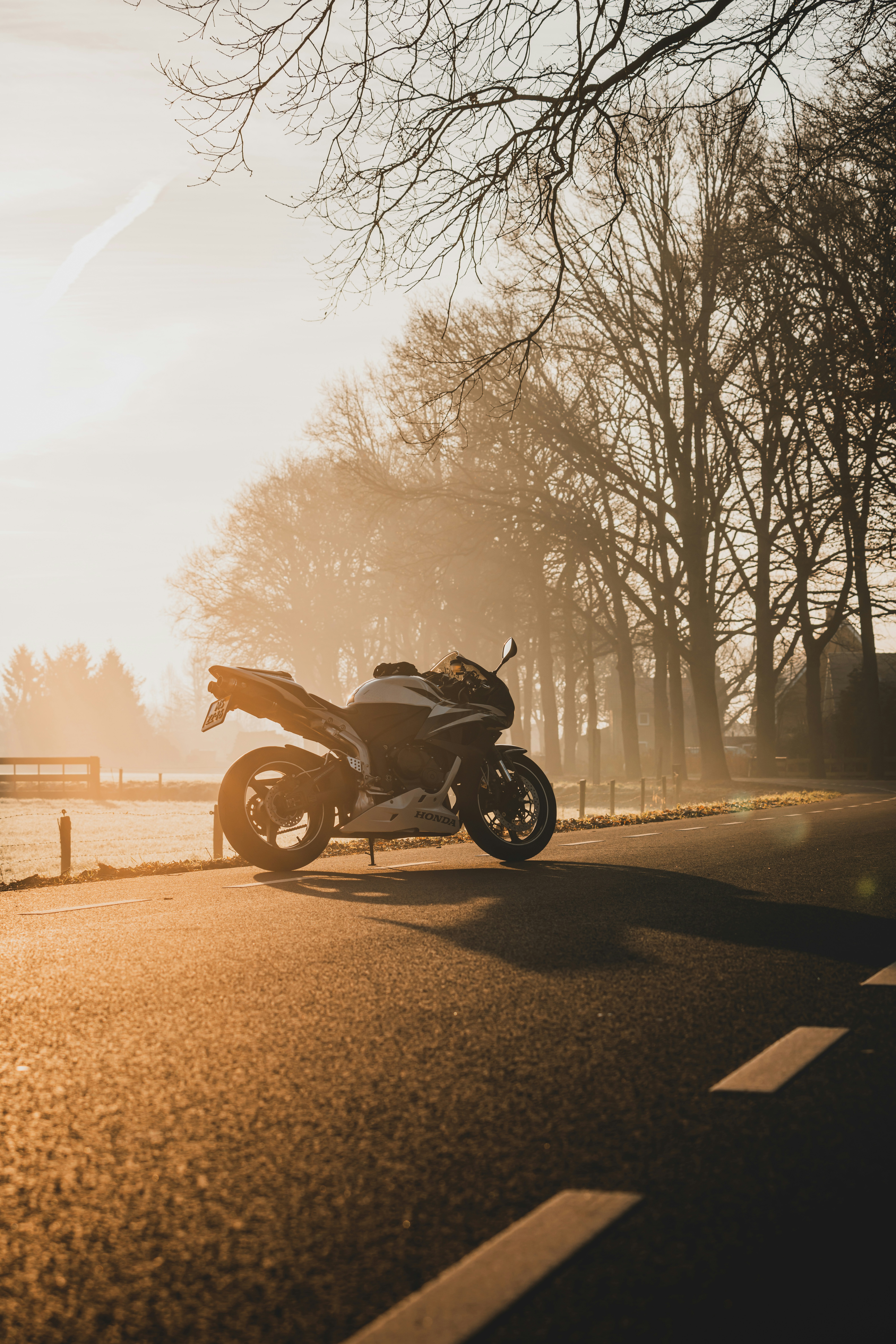 Ein Motorrad am Straßenrand geparkt