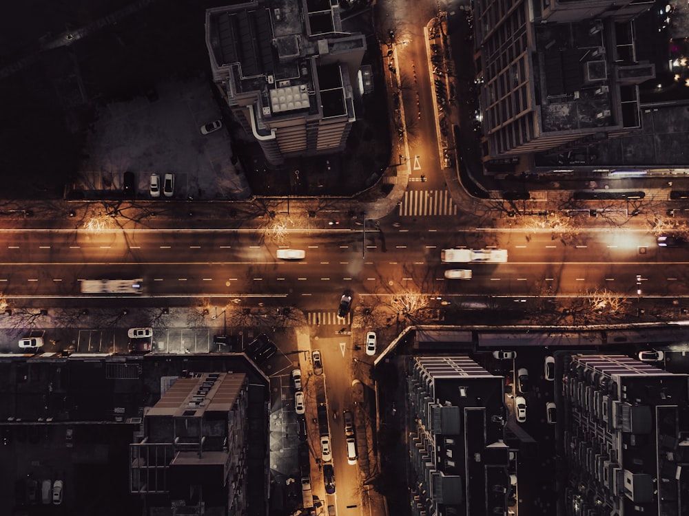 Una vista aerea di una strada della città di notte