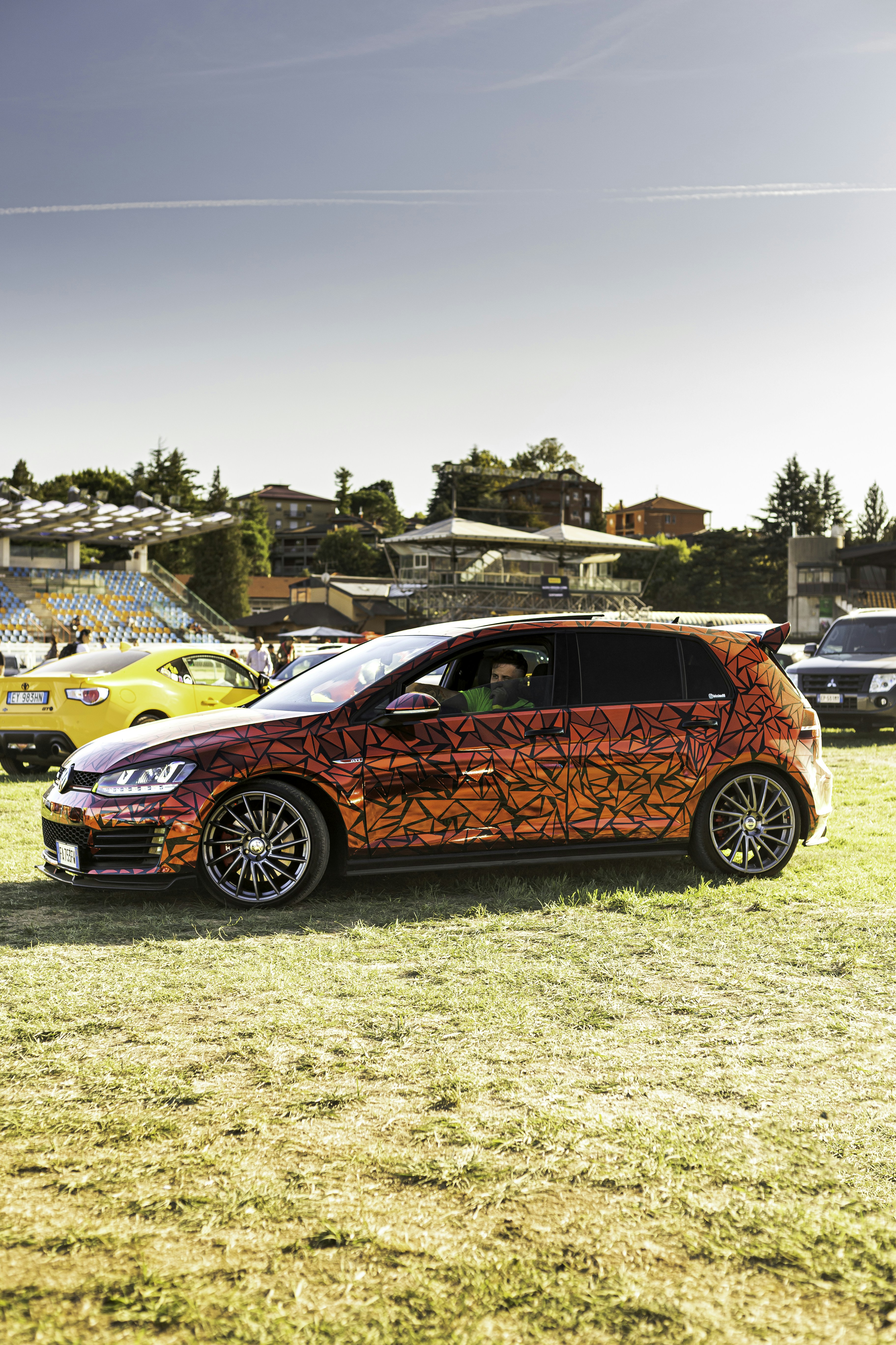 Ein Auto, das im Gras sitzt