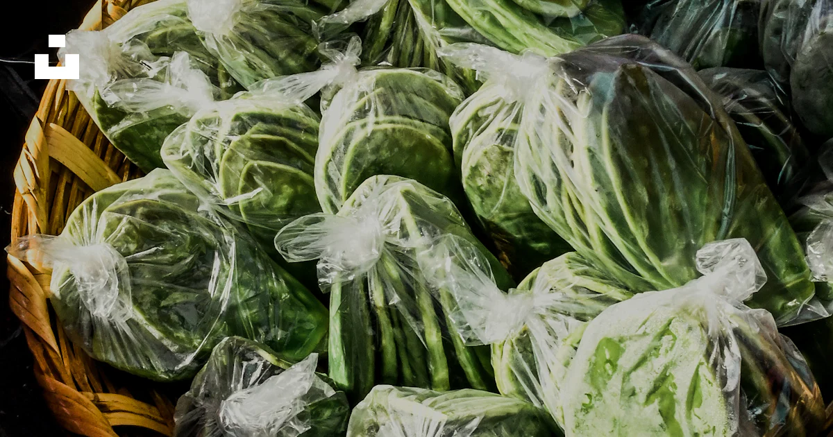Una canasta llena de repollo encima de una mesa foto – Imagen de Ciudad ...