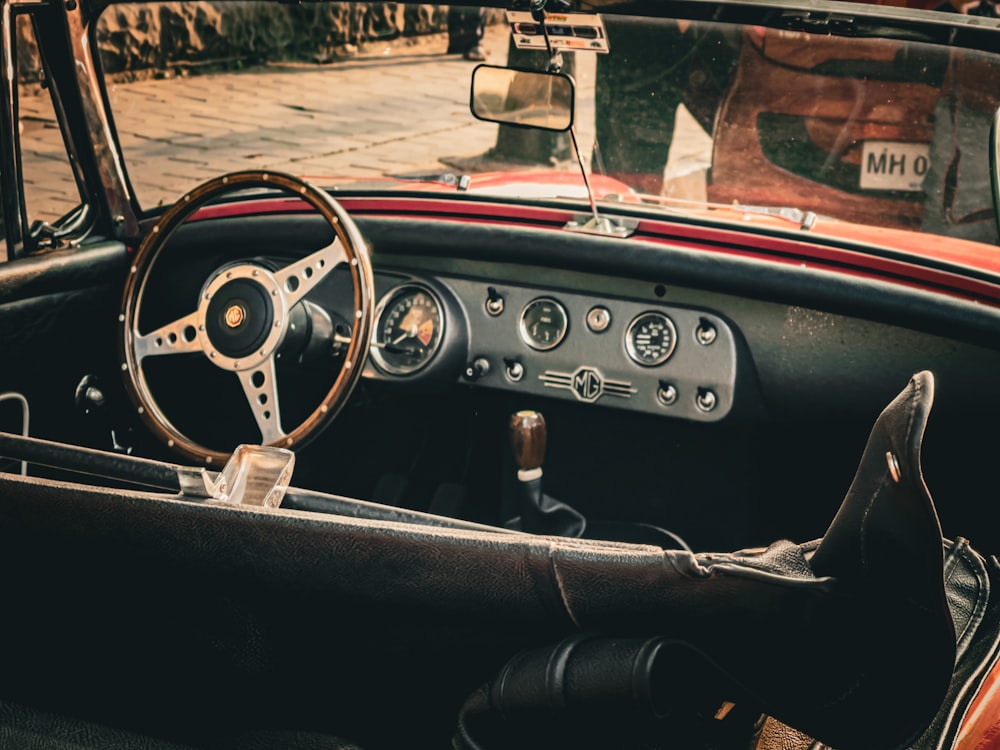 um carro velho com um volante e painel de instrumentos