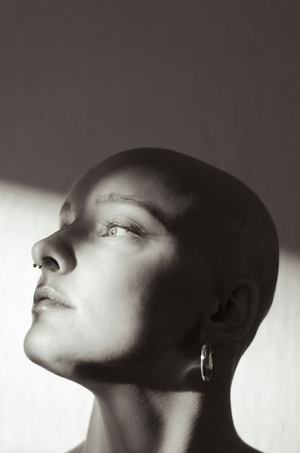 Una foto en blanco y negro de la cabeza de una mujer