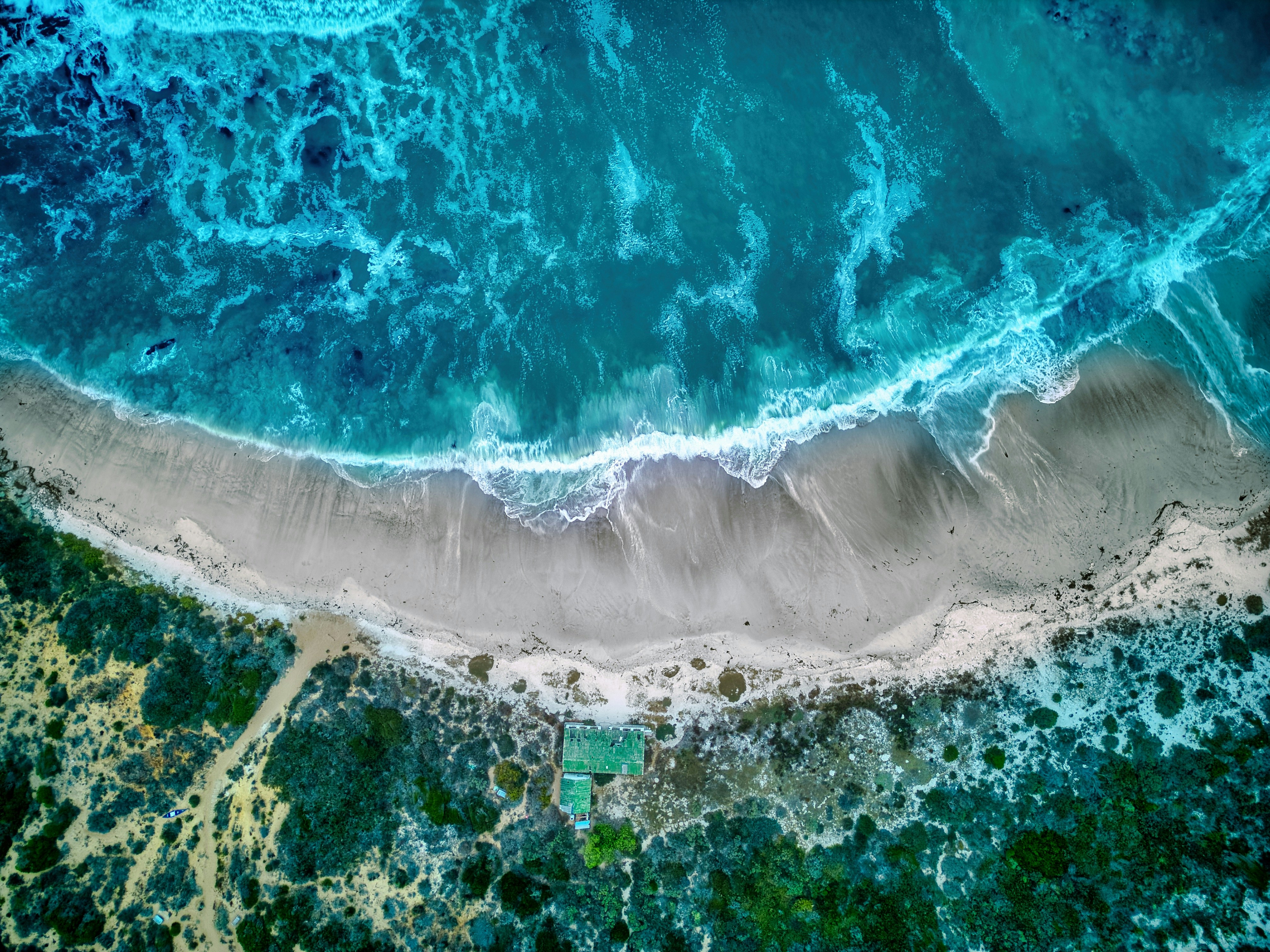 An aerial view of a beach and ocean photo – Free Sea beach Image on Unsplash, image size:3000x2250
