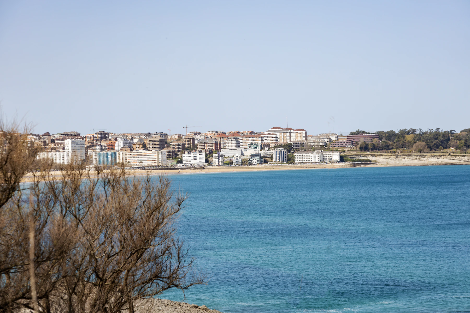 Santander visto desde el otro lado del agua, con la playa y la ciudad a lo largo de la orilla