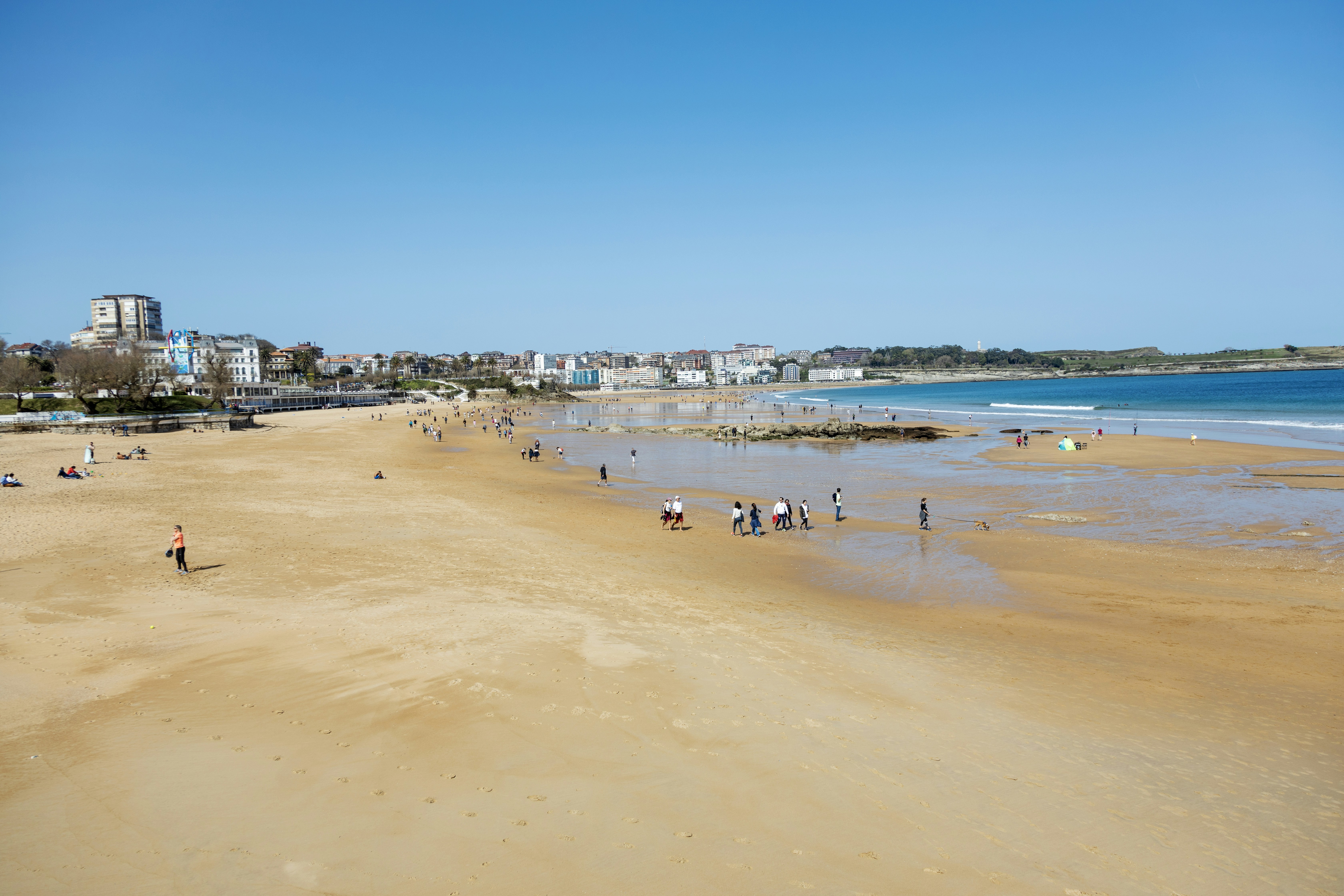 Zona de hamacas organizada en playa atlántica española