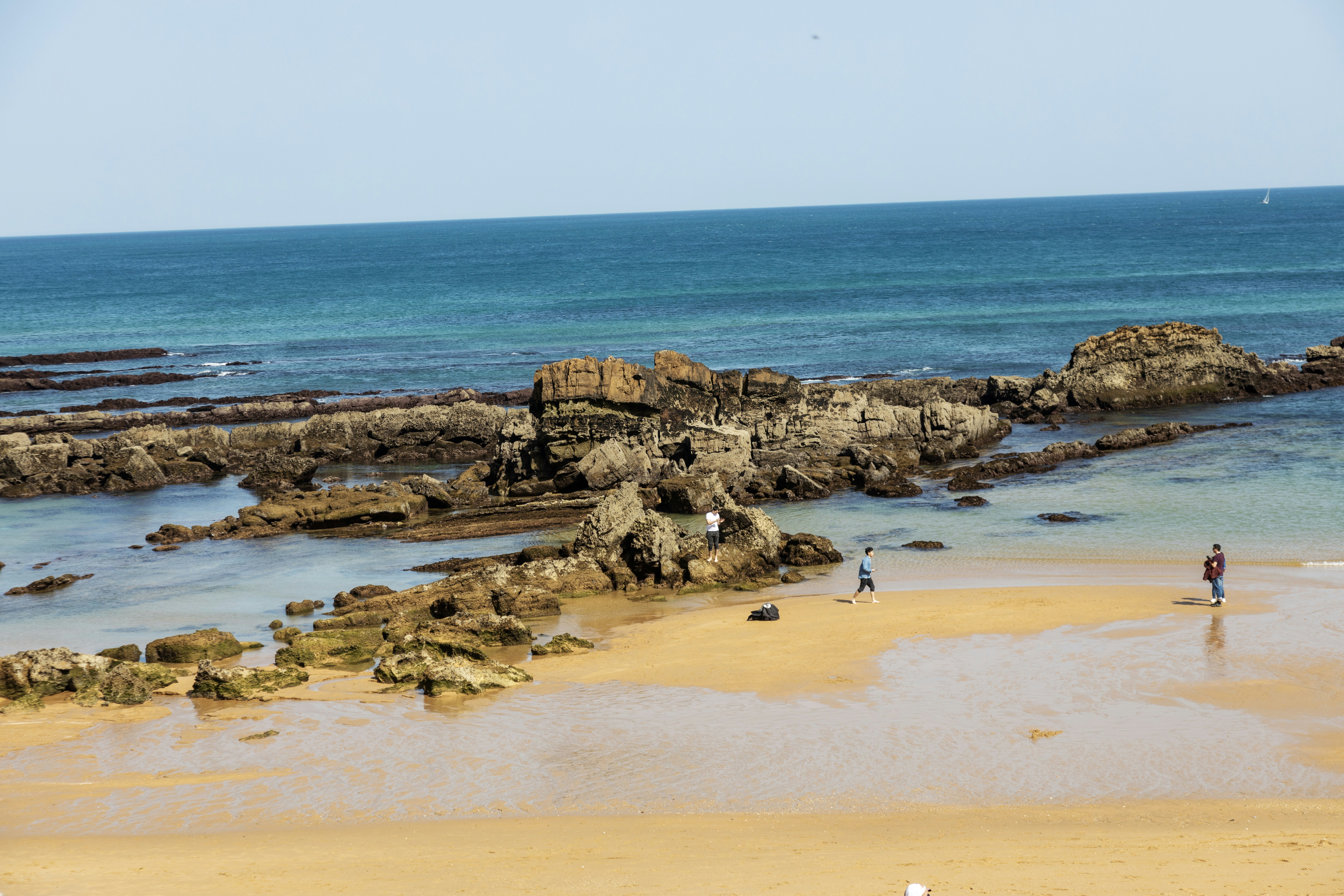 Hamacas y sombrillas en la costa atlántica del norte de España