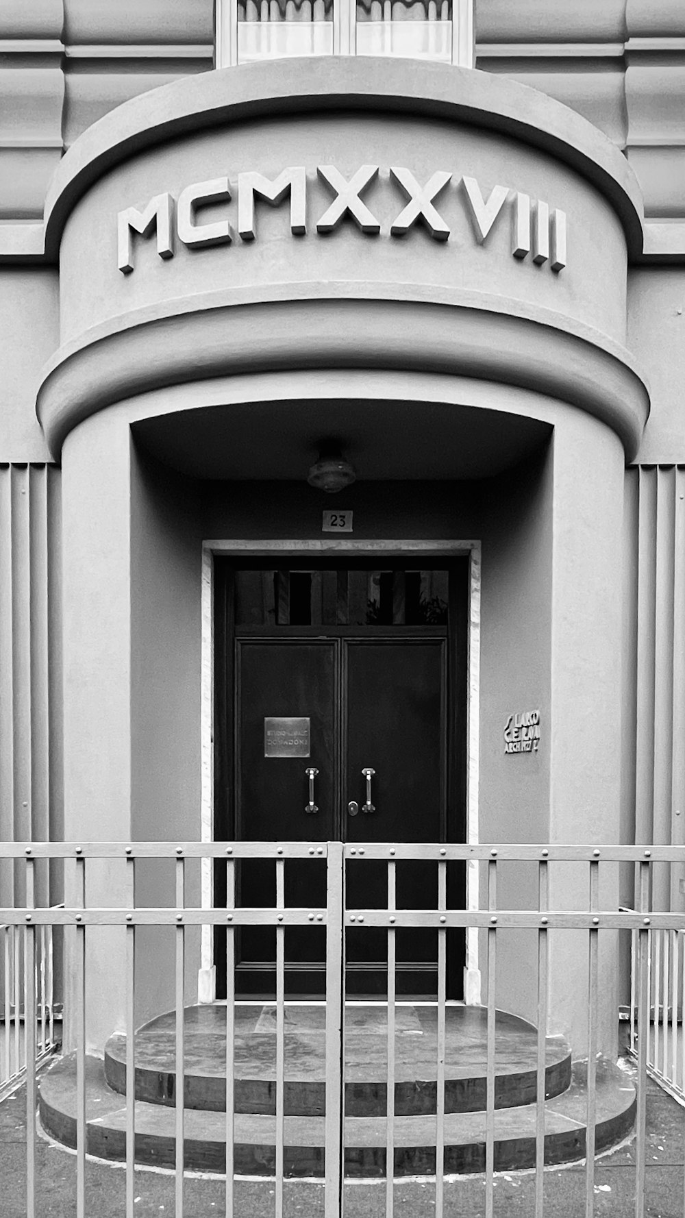 ein Schwarz-Weiß-Foto des Eingangs zu einem Gebäude