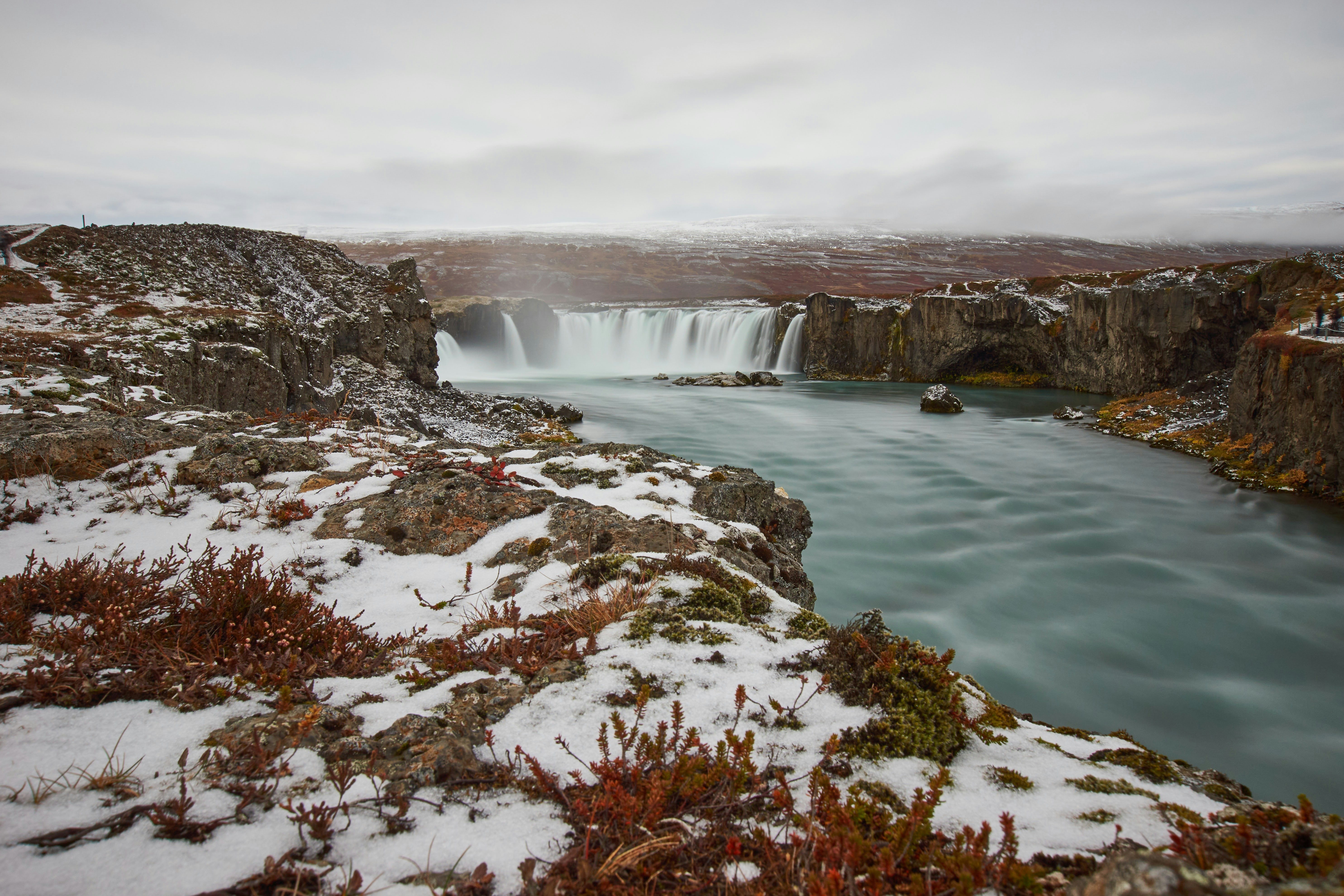 Un río congelado con una cascada al fondo foto – Imagen gratuita en Unsplash, image size:3000x2000