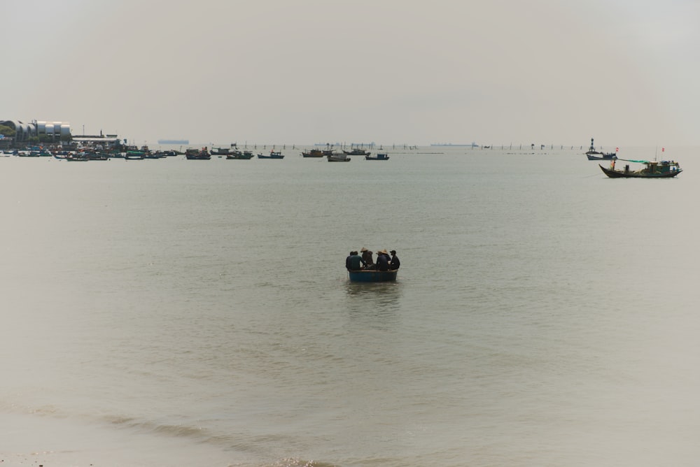 um grupo de pessoas em um pequeno barco na água
