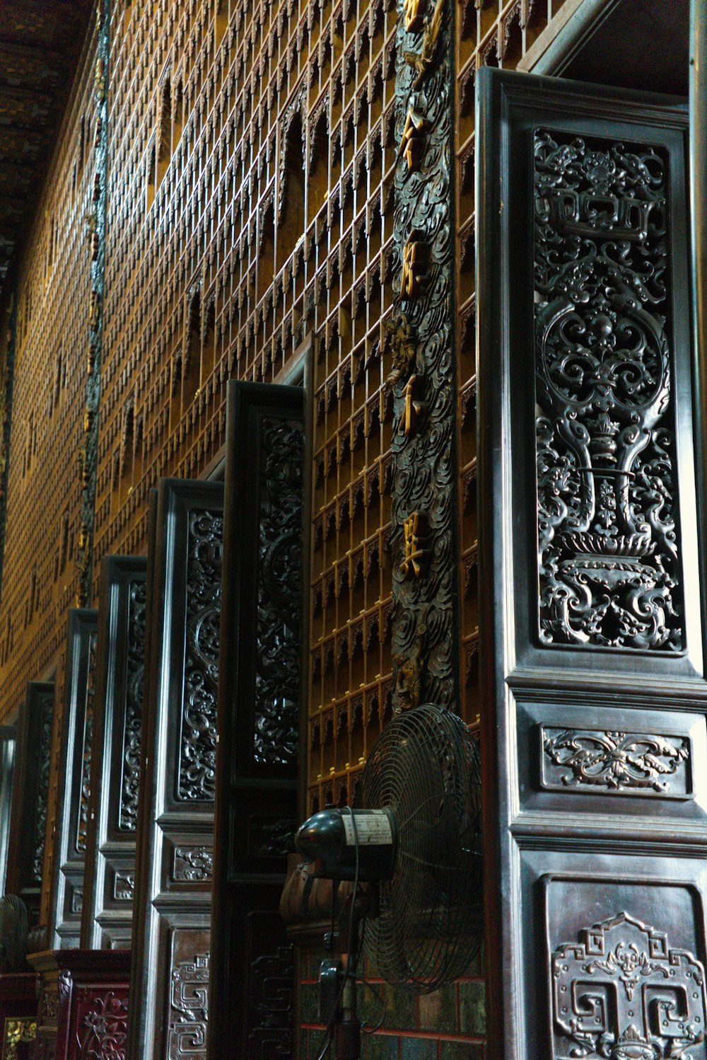 Una habitación llena de muchas puertas de madera ornamentadas
