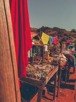 A vibrant market scene in Sarh with colorful stalls and lively local vendors under a bright sky.