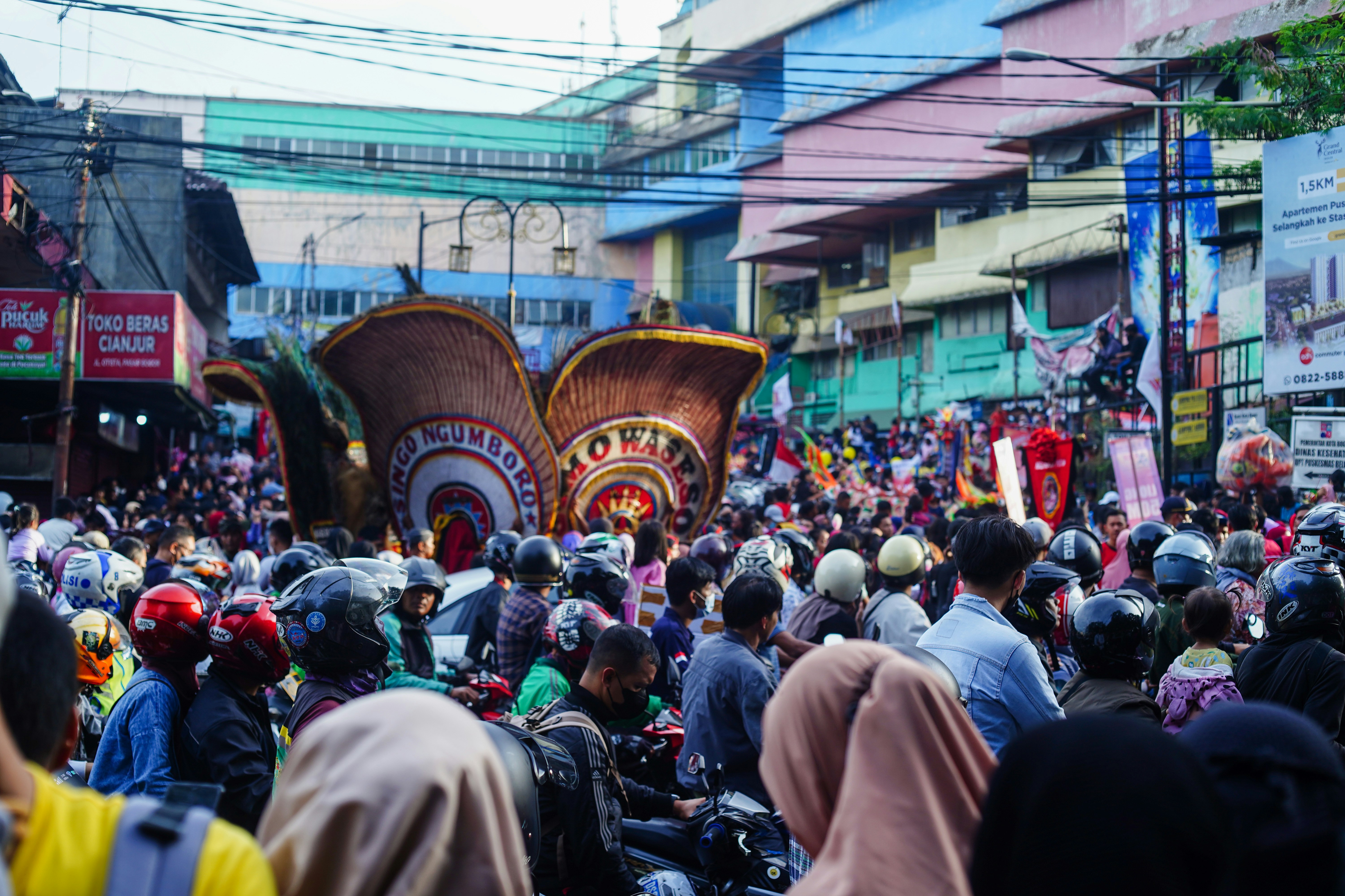sekelompok besar orang mengendarai sepeda motor di jalan