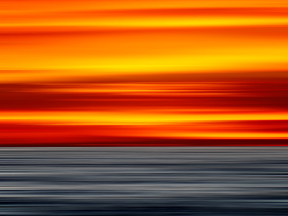 Una foto borrosa de una puesta de sol sobre el océano