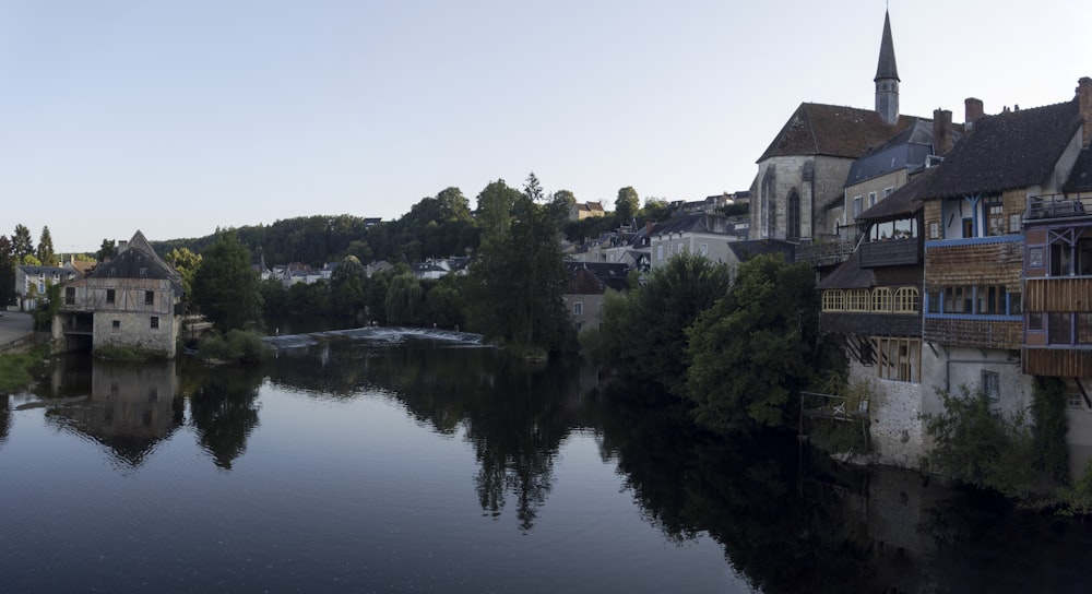 une rivière qui traverse une ville à côté de grands immeubles