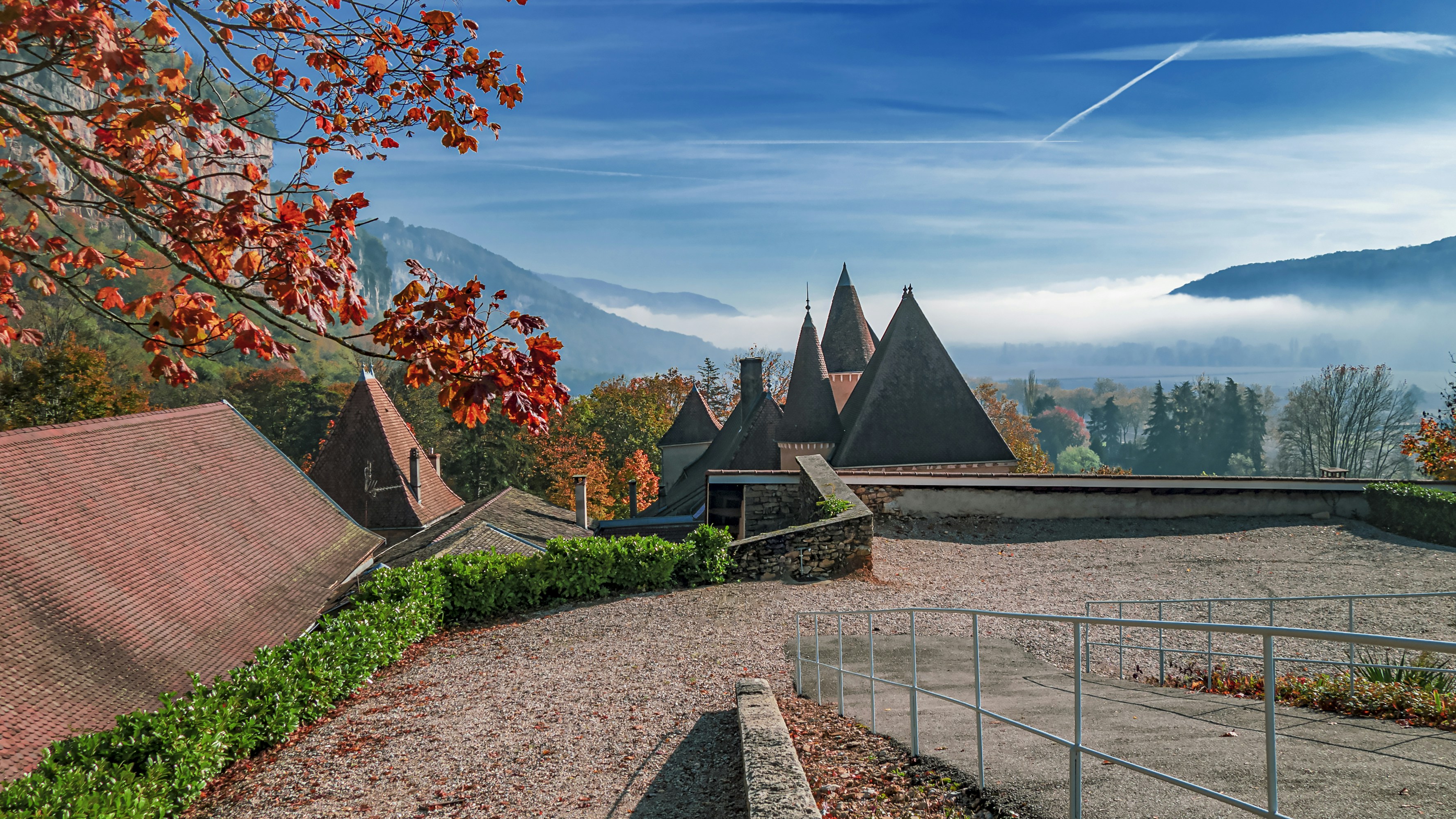 une vue panoramique d’un château dans les montagnes