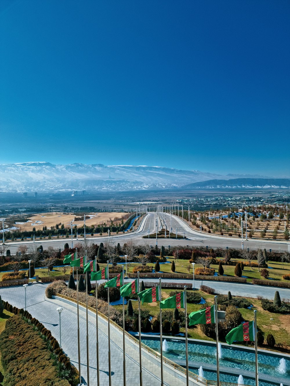 Una vista aérea de una autopista y un estacionamiento
