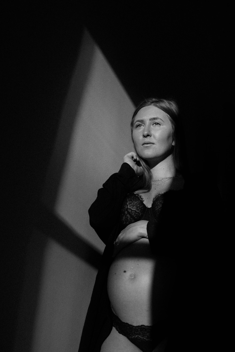 Foto Uma foto em preto e branco de uma mulher de lingerie – Imagem de Mulher  grávida grátis no Unsplash
