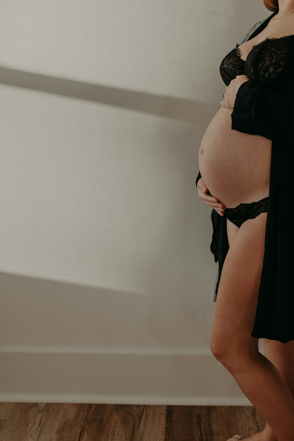 Foto Una mujer embarazada con lencería negra – Imagen Ropa interior gratis  en Unsplash