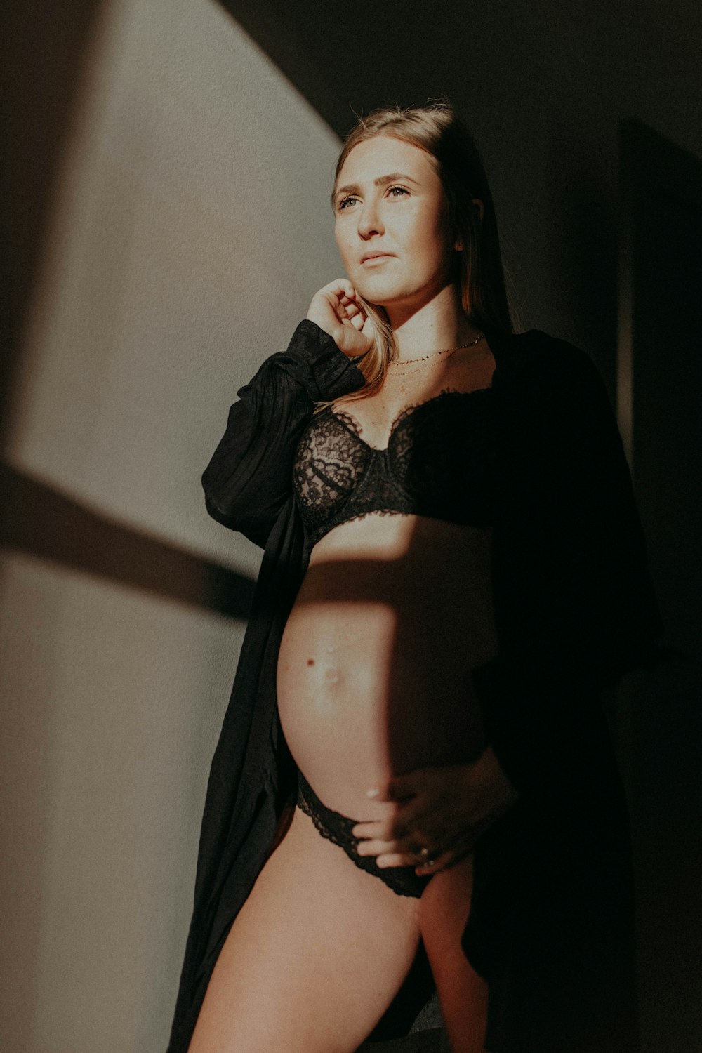 primero adyacente Hablar con Foto Una mujer embarazada en lencería posando para una foto – Imagen  Persona gratis en Unsplash
