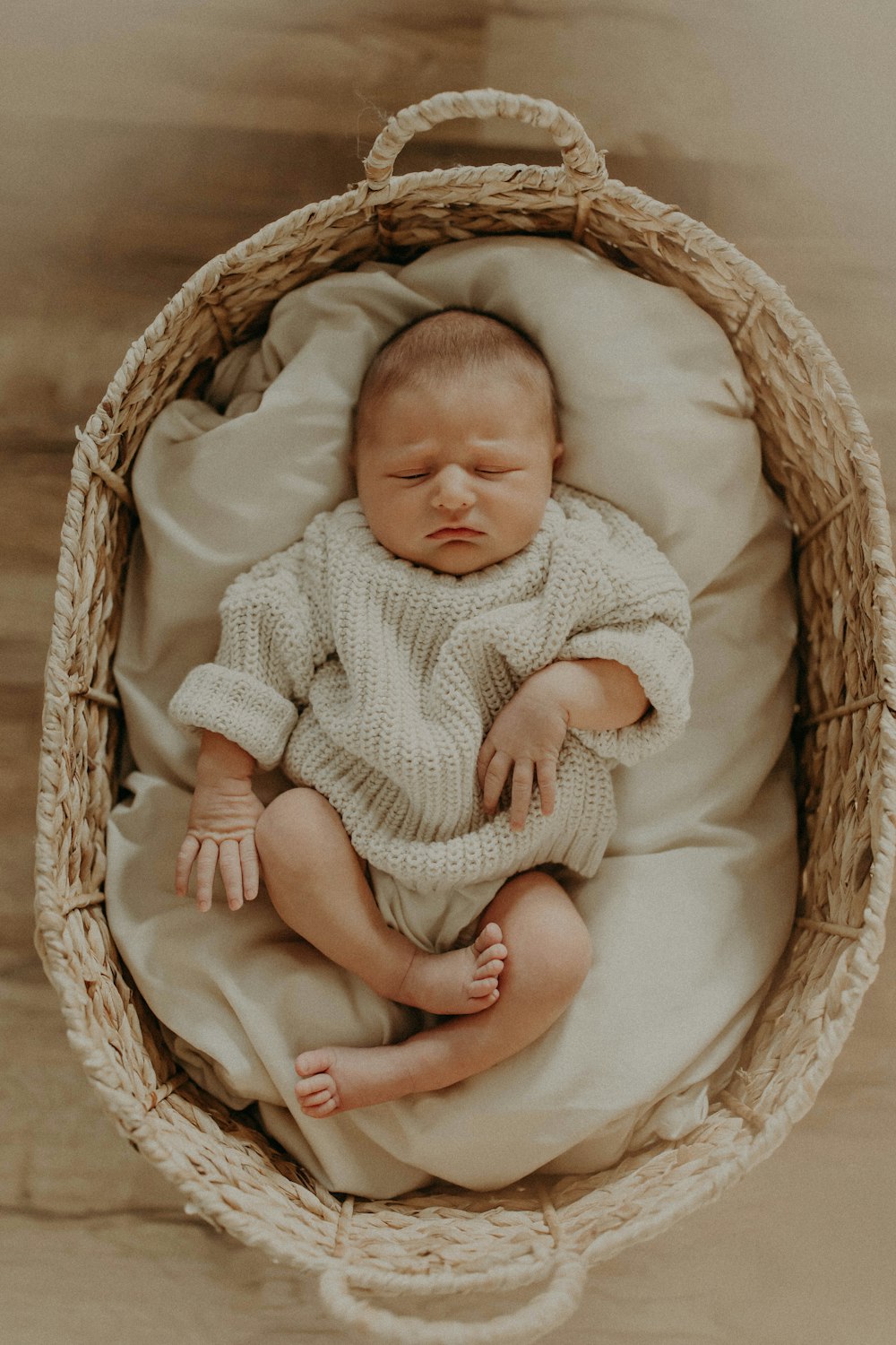 Un nouveau-né est recroquevillé dans un panier en osier photo – Photo Bébé  Gratuite sur Unsplash