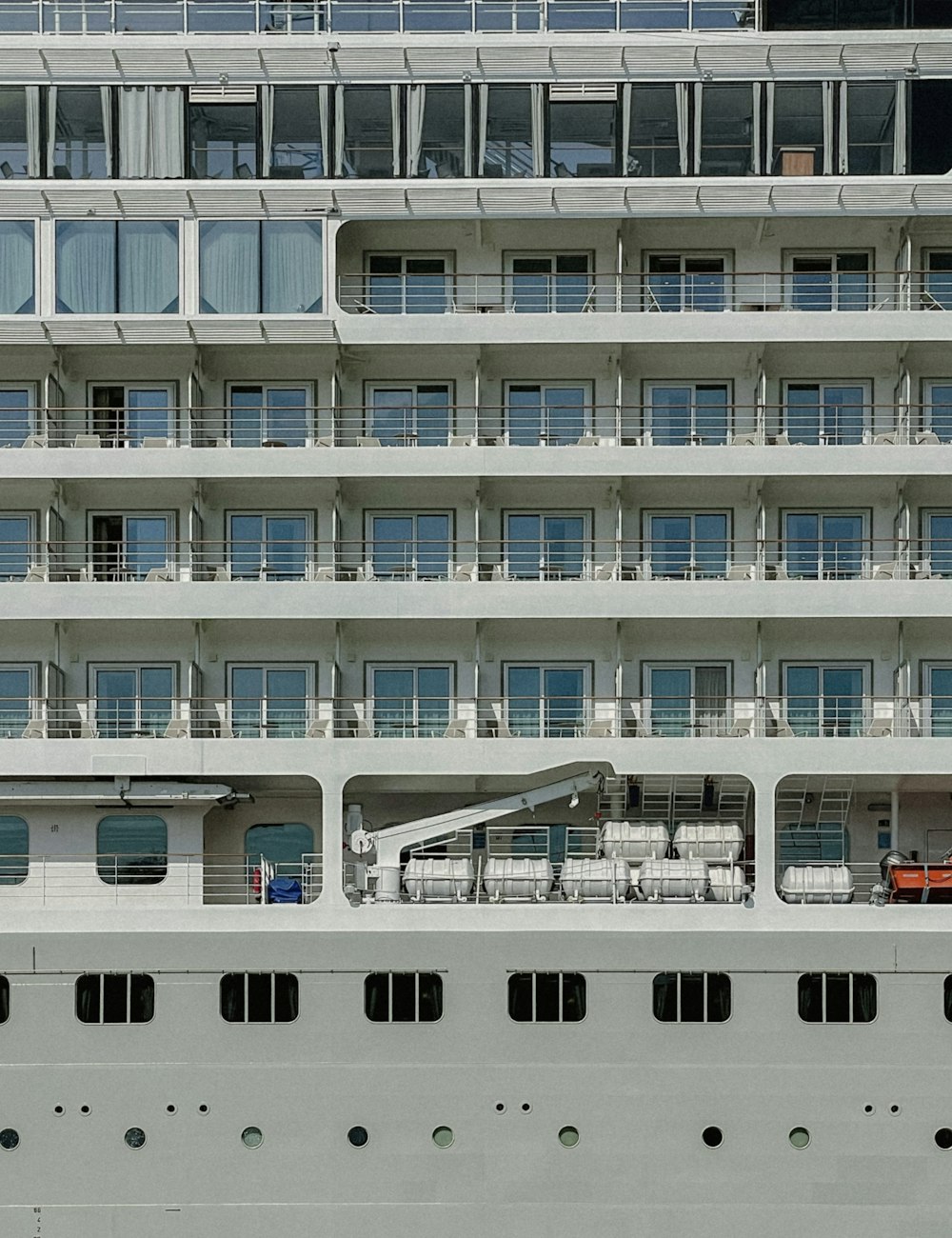 港に停泊する大型の白いクルーズ船