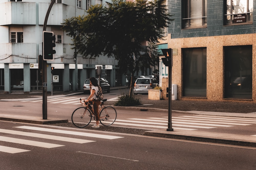 Una persona che va in bicicletta su una strada della città