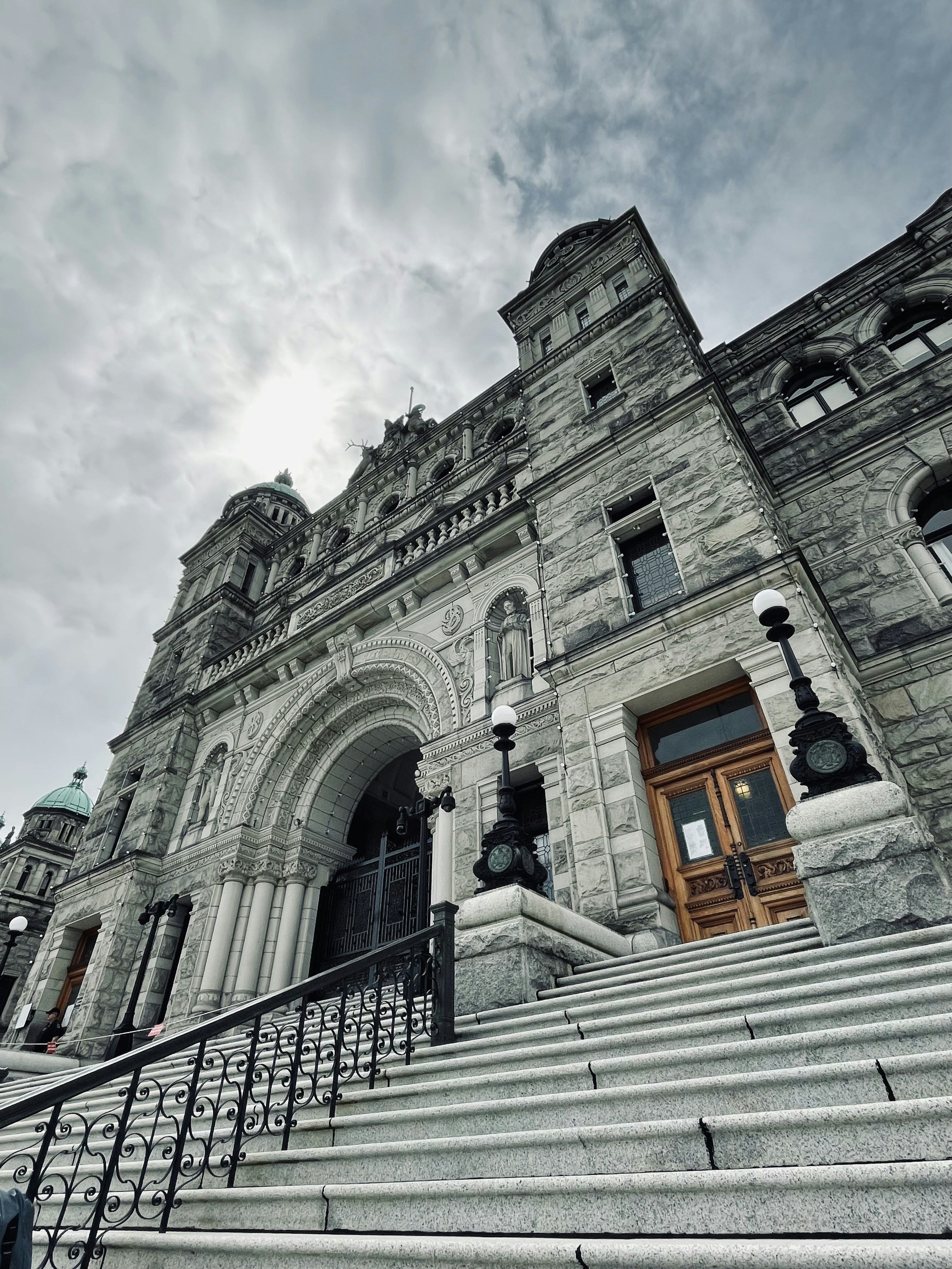 ein großes Steingebäude mit Treppen, die zu ihm führen