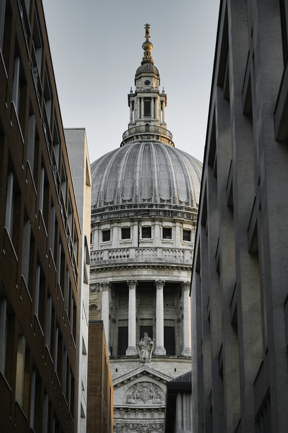 un edificio alto con una cupola in cima