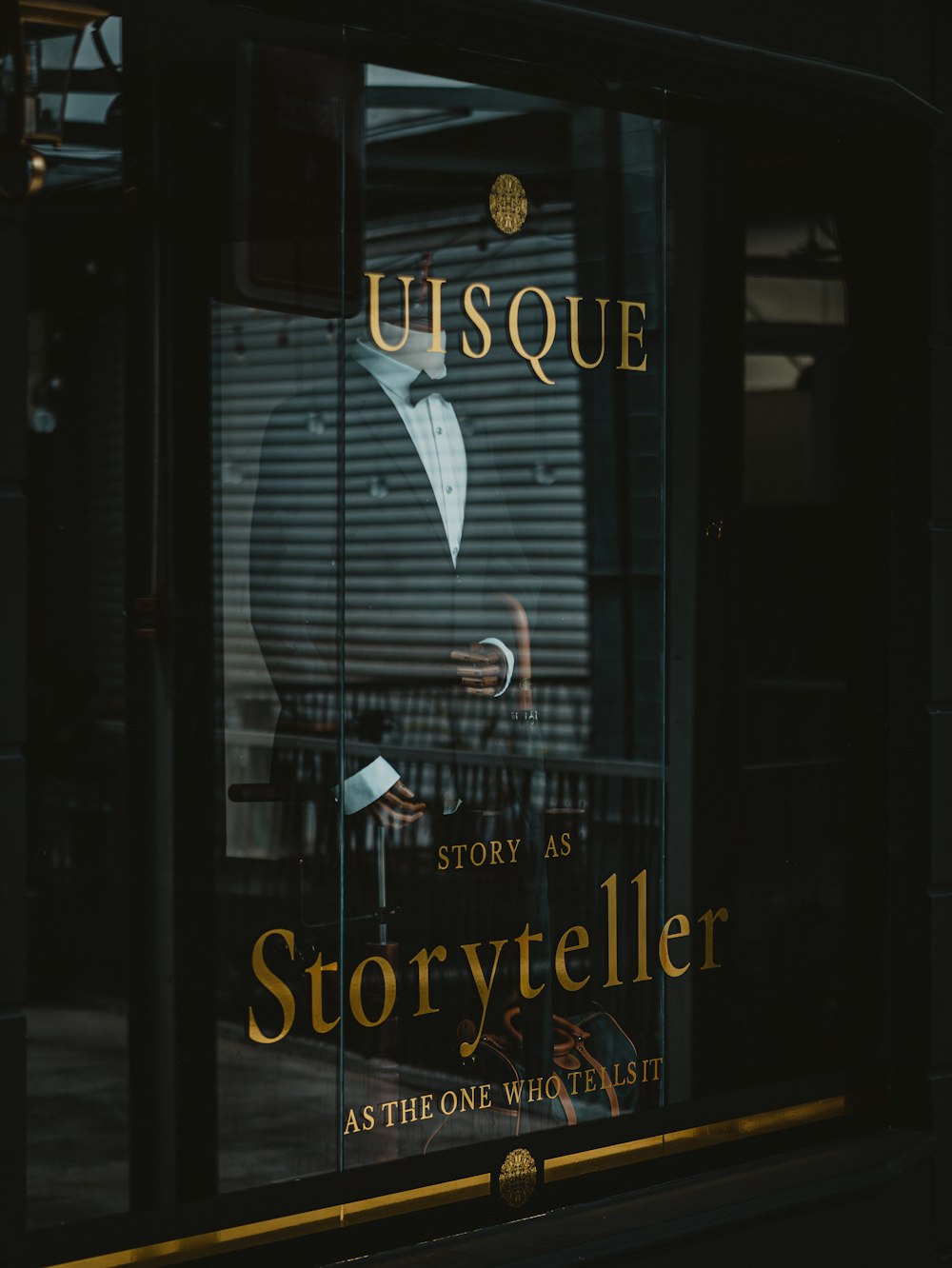 Ein Schaufenster mit einem Schild mit der Aufschrift USQUE Storytell